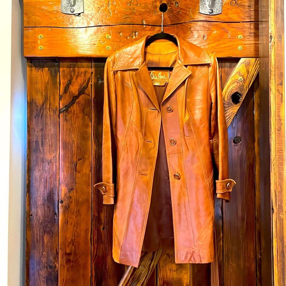 Gorgeous, timeless, leather jacket Napa y ante skin gear size 8 (more like a 4)